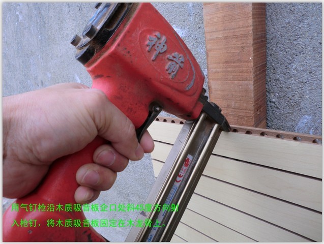一、安装前的准备工作 1、安装场所 (1) 安装场所必须干燥,最低温度不低于10摄氏度。 (2) 安装场所安装后的最大湿度变化值应控制在40%~60%范围内 (3) 安装场所至少在安装前24小时必须要达到以上规定的温湿标准。 2、吸音板 (1)吸音板必须在待安装的场所内放置48小时,以便吸音板适应室内环境而定型。 (2)施工前核对吸音板的型号、规格尺寸和数量。 3、龙骨 (1)吸音板覆盖的墙面必须按设计图或施工图的要求安装龙骨,并对龙骨进行调平处理。龙骨表面应平整、光滑、无锈蚀、无变形。 (2)结构墙体要